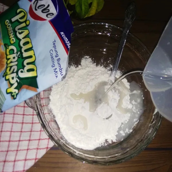 Buat bahan pencelup terdahulu, campurkan tepung dengan secukupnya air hingga encer, sisihkan
