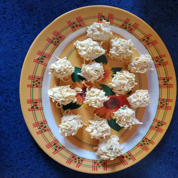Bentuk adonan bulat-bulat lalu celupkan dalam adonan tepung dan gulingkan kedalam mie instan, lakukan sampai habis