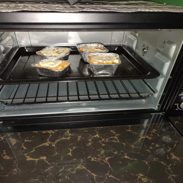 Beri topping keju di atasnya lalu di oven dengan suhu 150 derajat selama 10 menit dengan api atas bawah.