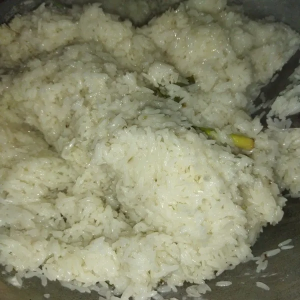Diamkan hingga santannya meresap, kemudian kukus kembali selama 30 menit hingga beras ketan matang.
