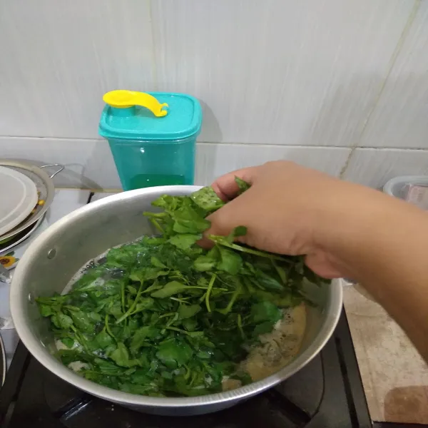 Masukkan daun selada air. Masak hingga daunnya agak lunak/matang
