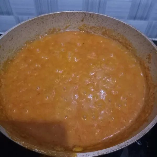 Bila bumbu sudah harum dan matang, masukkan air asam, gula, garam, dan penyedap. Tumis lagi sampai mendidih. Koreksi rasa