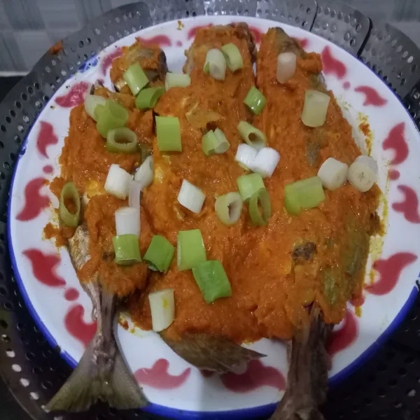 Kukus kembali sekitar 5-10 menit dan sesaat sebelum diangkat taburkan daun bawang diatasnya.