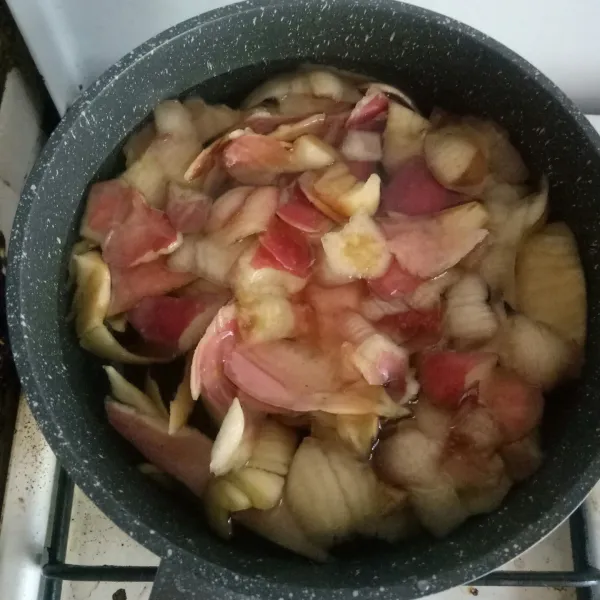 Didihkan air, masukkan kulit apel