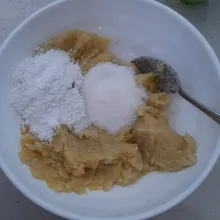 Campurkan pisang yang sudah dihaluskan dengan garam, gula dan tepung beras. Aduk rata.