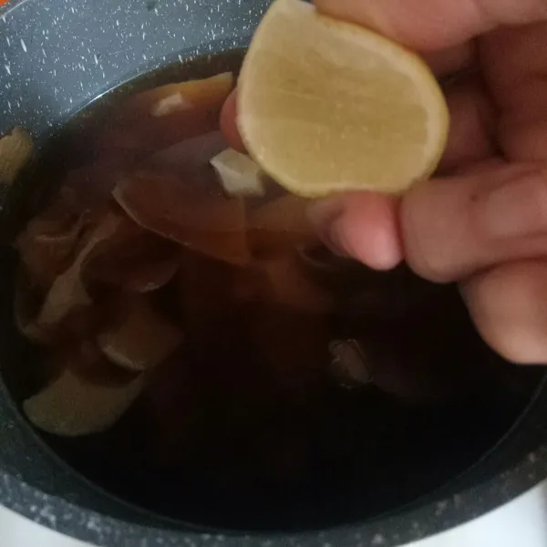 Tunggu hingga hangat, beri perasan jeruk lemon. Aduk dan saring. Siap disajikan hangat atau dingin