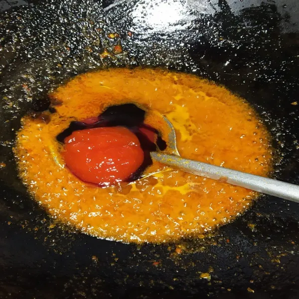 Setelah bumbu matang, tambahkan saos tomat, saos sambal, dan saus tiram. Aduk hingga tercampur rata.