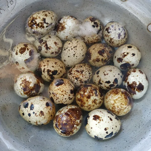 Cuci bersih telur puyuh lalu rebus sampai matang.
