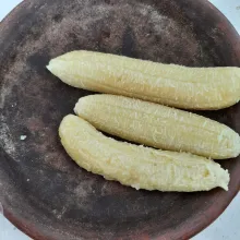Selagi panas, haluskan pisang.