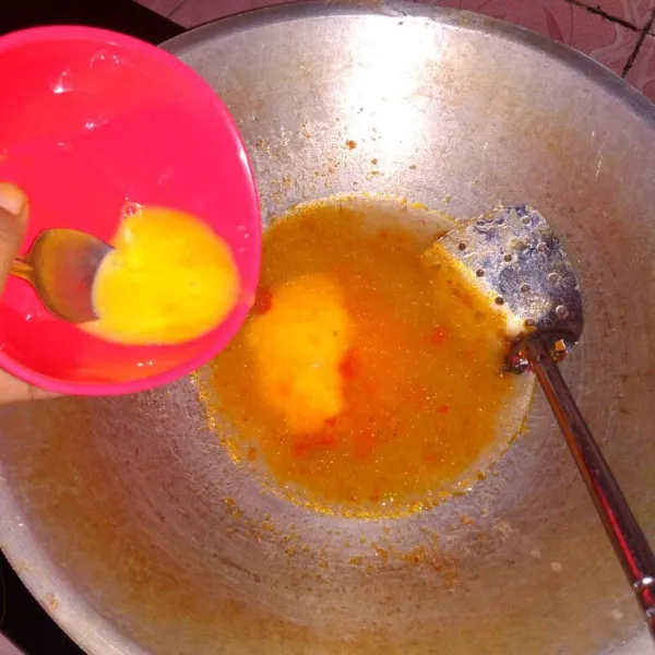 Tambahkan air secukupnya, masukkan kocokan telur, aduk hingga rata.