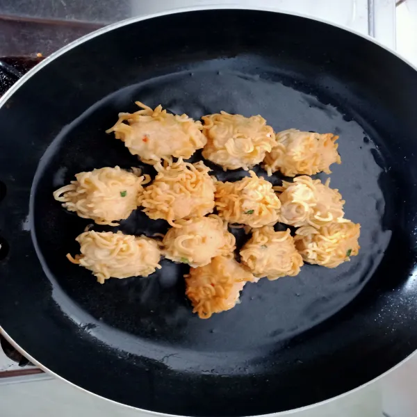 Goreng satu persatu sampai habis kemudian angkat dan tiriskan