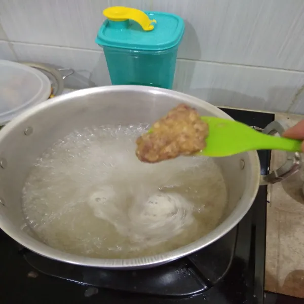 Didihkan air lalu masukkan bumbu halus, lengkuas geprek dan daun jeruk. Masak sekitar 10 menit, sampai bumbu matang