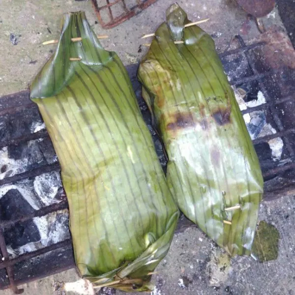 Panggang lagi ikan sekitar 25 menit atau sampai daun pisang agak kering, sajikan.