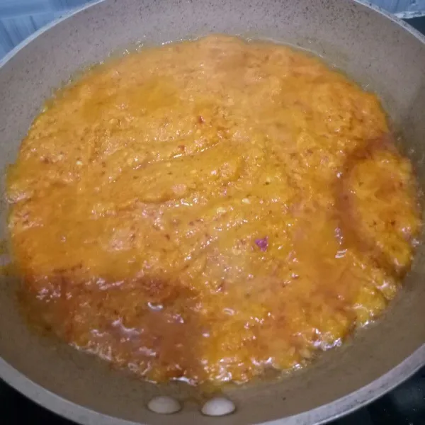 Tumis semua bumbu yang sudah dihaluskan sampai benar-benar matang.