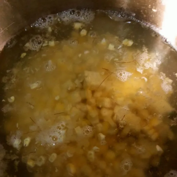 Rebus jagung manis hingga matang. Angkat dan tiriskan.