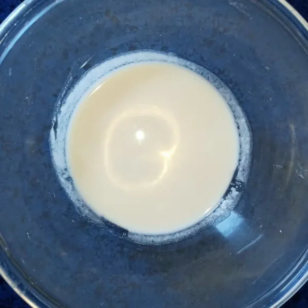 Buat adonan tepung terigu, tapioka dan air untuk pencelup