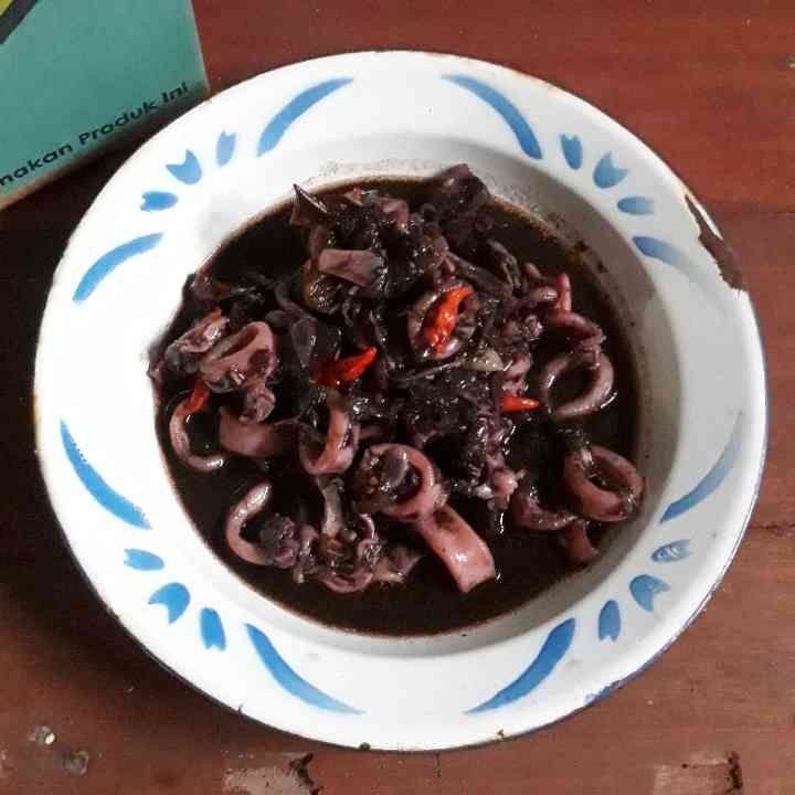 Bahan-bahan cumi hitam dalam wadah berwarna-warni