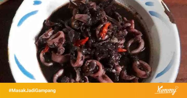 Bahan-bahan cumi hitam dalam wadah berwarna-warni