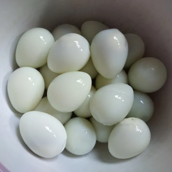 Kupas telur dan cuci kembali supaya tidak ada sisa cangkang yang menempel.
