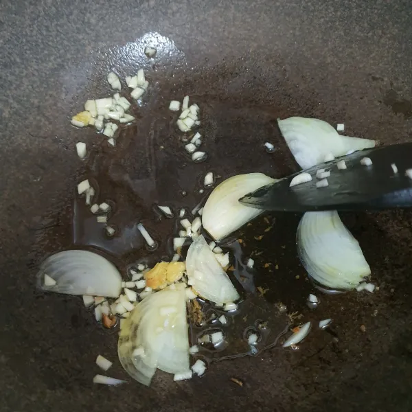 Tumis bawang bombay dan bawang putih hingga harum