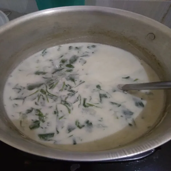 Cek rasa. Lalu sajikan bersama lauk lainnya dan sambal.