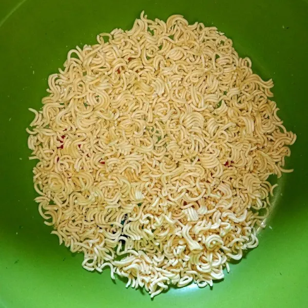 Kremes mie hingga menjadi remahan