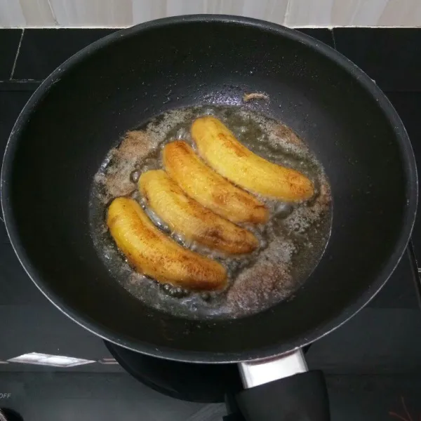 Goreng pisang dalam minyak panas hingga kecoklatan. Angkat dan tiriskan.