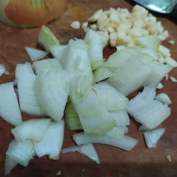 Cincang bawang bombay dan bawang putih