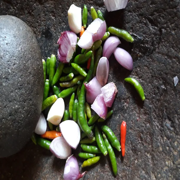 Siapkan cabe dan bawang lalu uleg kasar.