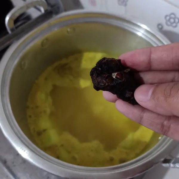 Masukkan asam, aduk rata.