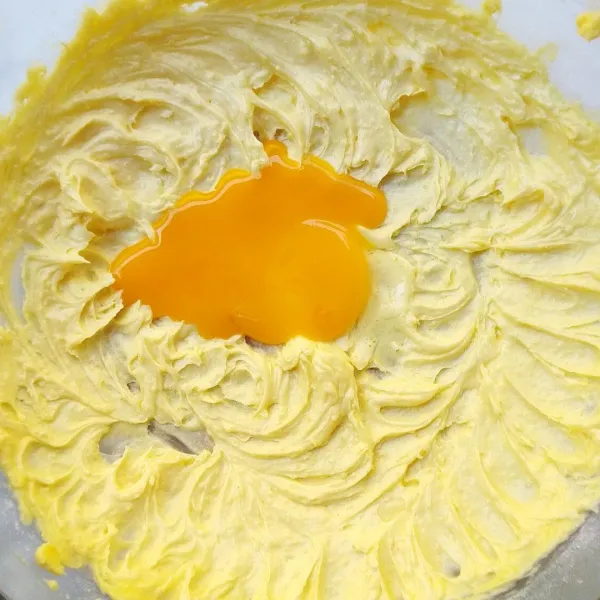 Masukkan kuning telur.