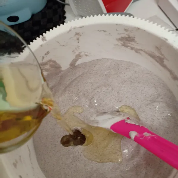 Terakhir tambahkan minyak, aduk balik menggunakan spatula. Jangan sampai ada minyak yang mengendap ya