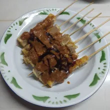 Ambil sebagian bumbu saos kacang, tambahkan kecap manis aduk sampai rata.