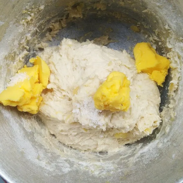 Masukkan margarin dan garam. Uleni hingga kalis elastis. Diamkan adonan (proofing) adonan selama 30 menit dan tutup menggunakan kain bersih atau plastik wrap agar adonan tidak kering terkena udara.