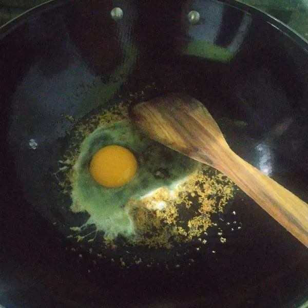 Tumis bawang putih halus dan merica bubuk. Tumis hingga harum kemudian masukkan satu butir telur. Lalu orak-arik.