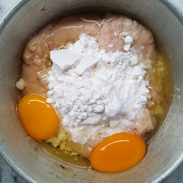 Tambahkan tepung tapioka dan bumbu