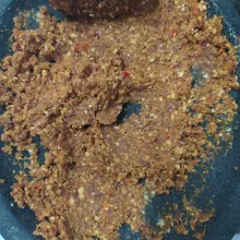 Masukkan kacang tanah goreng, garam, gula merah lalu uleg sampai halus. Pindah dalam panci.