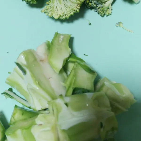 Pisahkan kuntum dan bonggol brokoli, belah jadi 2 lalu potong jadi kecil kecil sisihkan.