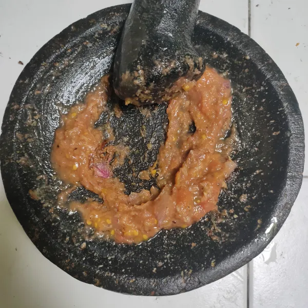 Goreng bawang merah, bawang putih dan 1 tomat. Angkat dan ulek halus.