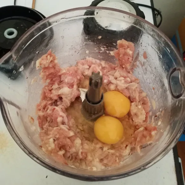 Kemudian giling dagingnya dengan ditambahkan telur