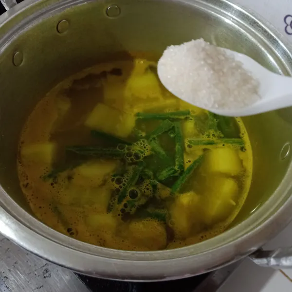 Masukkan kacang panjang, bumbui gula dan garam.