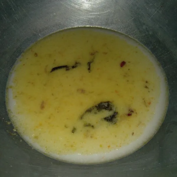 Masukkan santan sedang kental. Masak hingga mendidih.