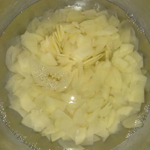 Cuci kentang 3-4 kali hingga airnya bening.