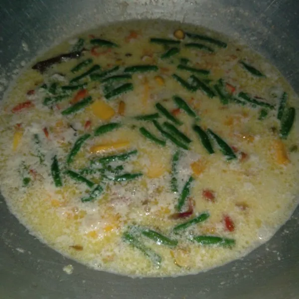 Masukkan bahan sayuran. Tambahkan gula, garam dan kaldu bubuk.