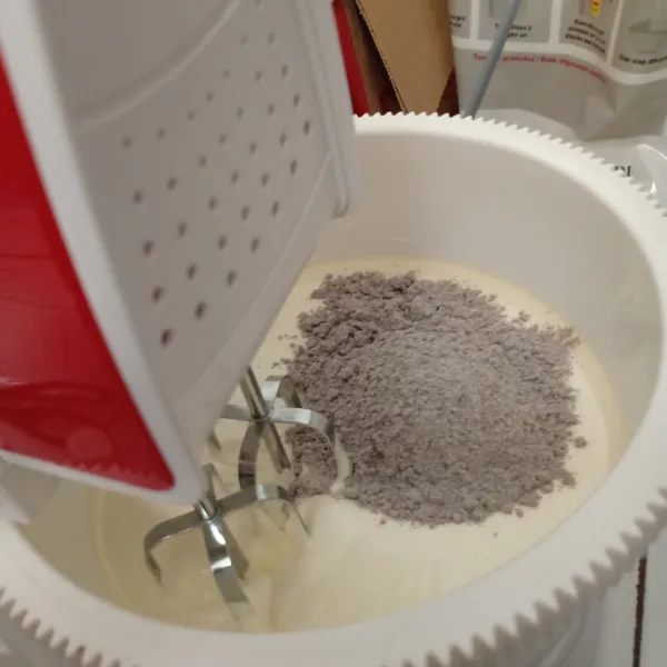 Tambahkan secara bertahap tepung ketan hitam. Mixer dengan kecepatan rendah