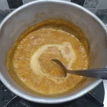 Beri air secukupnya, kecap manis, lalu masak saos bumbu kacang sambil diaduk-aduk dan koreksi rasa sesuai selera. Masak sampai mendidih dan mengental. Sisihkan.