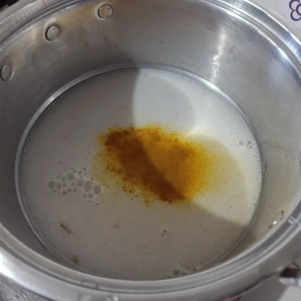 Rebus air dan bumbu halus sampai mendidih.