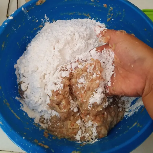 Selanjutnya tepung tapioka juga dimasukkan. Uleni sampai rata