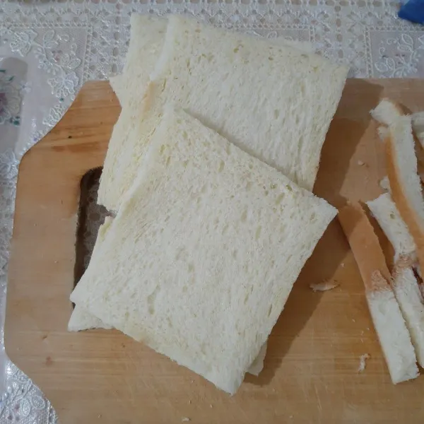 Pertama buang pinggiran roti tawar