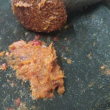 Haluskan bahan bumbu.